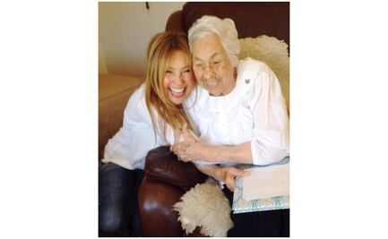 Thalía pide a sus fans que dediquen oraciones a su abuela