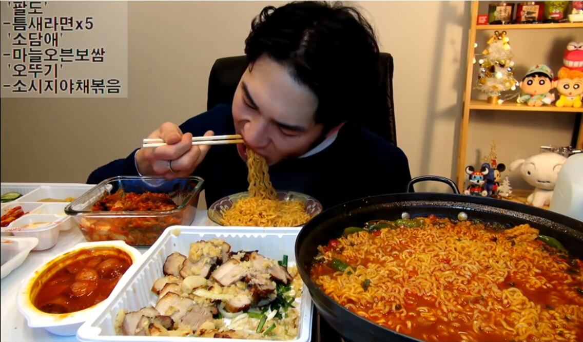 Las estrellas del mukbang son patrocinados por empresas de comida y también ganan dinero según las reproducciones de sus videos. (Foto: YouTube/Banzz)