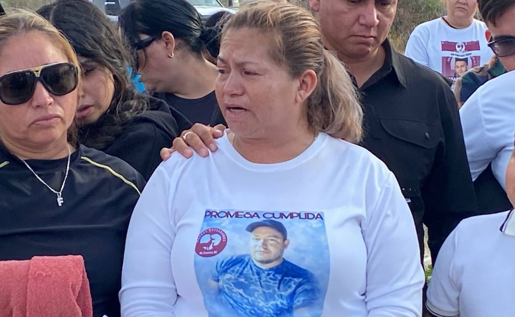 En el Panteón Municipal de la capital del estado, la activista expresó que logró cumplir la promesa que la sostuvo durante años: encontrar a su hijo y darle sepultura digna. Foto: Amalia Escobar / EL UNIVERSAL