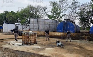 Aseguran 256 mil litros de huachicol en Veracruz; detienen a 12 y FGR investiga