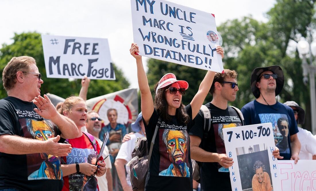 Ellen Keelan, en el centro, y otros familiares se manifiestan frente a la Casa Blanca por la liberación de Marc Fogel, detenido en Rusia desde agosto de 2021, el 15 de julio de 2023, en Washington. La Casa Blanca anunció este martes 11 de febrero de 2025 la liberación de Fogel. FOTO: STEPHANIE SCARBROUGH. AP