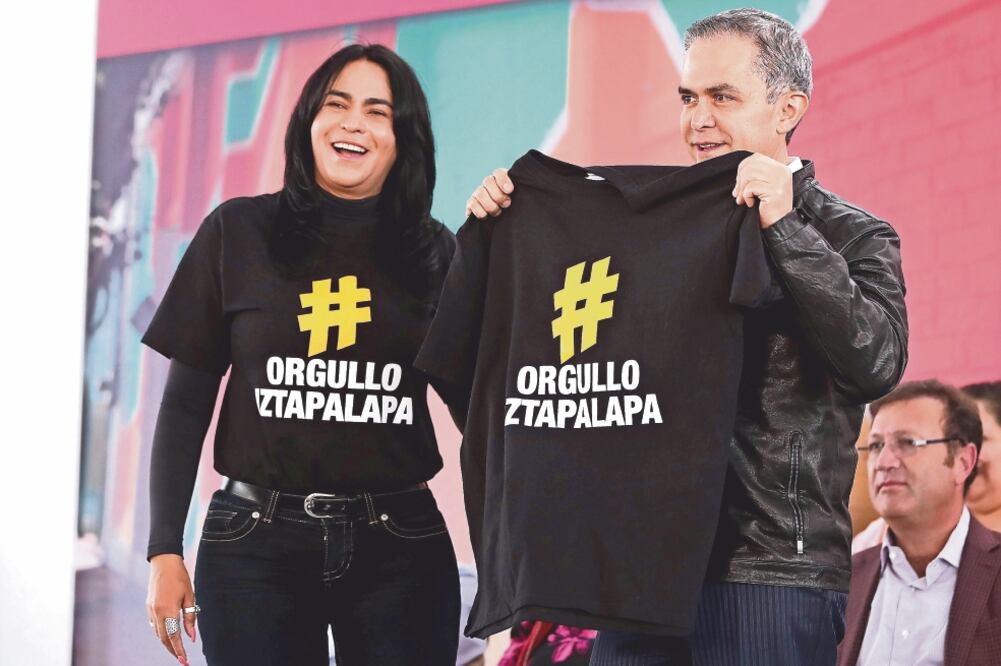 El jefe de Gobierno, Miguel Ángel Mancera, portó una playera del programa Orgullo Iztapalapa. Mancera Espinosa solicitó a la Asamblea Legislativa continuar con el apoyo para mantener los comedores comunitarios. ARIEL OJEDA. EL UNIVERSAL)