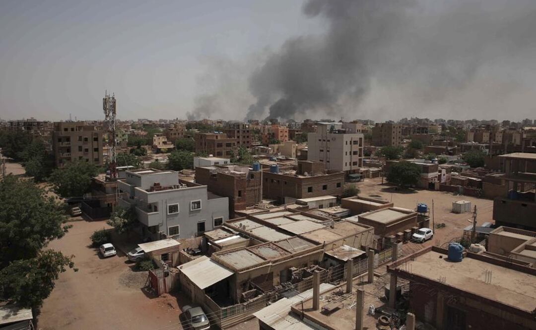 La ONU informó que el fuego cruzado ha dañado un avión del Servicio Aéreo Humanitario de las Naciones Unidas que estaba estacionado en el aeropuerto de Jartum. Foto: AP