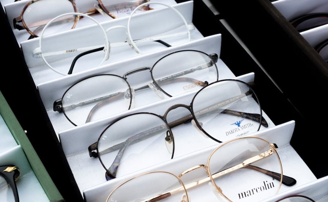 Unos lentes pueden esconder o destacar las facciones, y hasta convertirse en el centro de tu look. Foto: Pexels