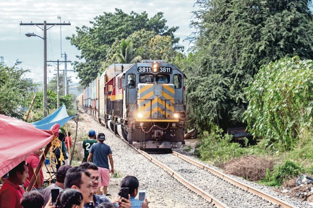 El servicio de transporte en vías ferroviarias en Lázaro Cárdenas se reanudó ayer, después de que integrantes de la Coordinadora quitaron los campamentos. Foto: MARIO JASSO. CUARTOSCURO