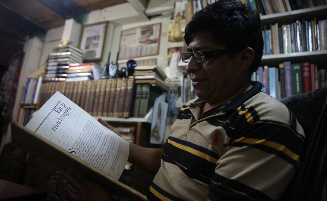 El librero, un indígena originario de Patzún, en Chimaltenango, asegura que cuando llegó a la capital guatemalteca apenas leía. Su autor favorito es el mexicano Juan Rulfo. FOTO: Esteban Viva/EFE.