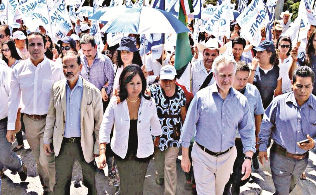 El líder nacional del PAN, Gustavo Madero, y la candidata al gobierno de San Luis Potosí, Sonia Mendoza (ambos a la izq), encabezaron ayer una movilización. Foto Especial