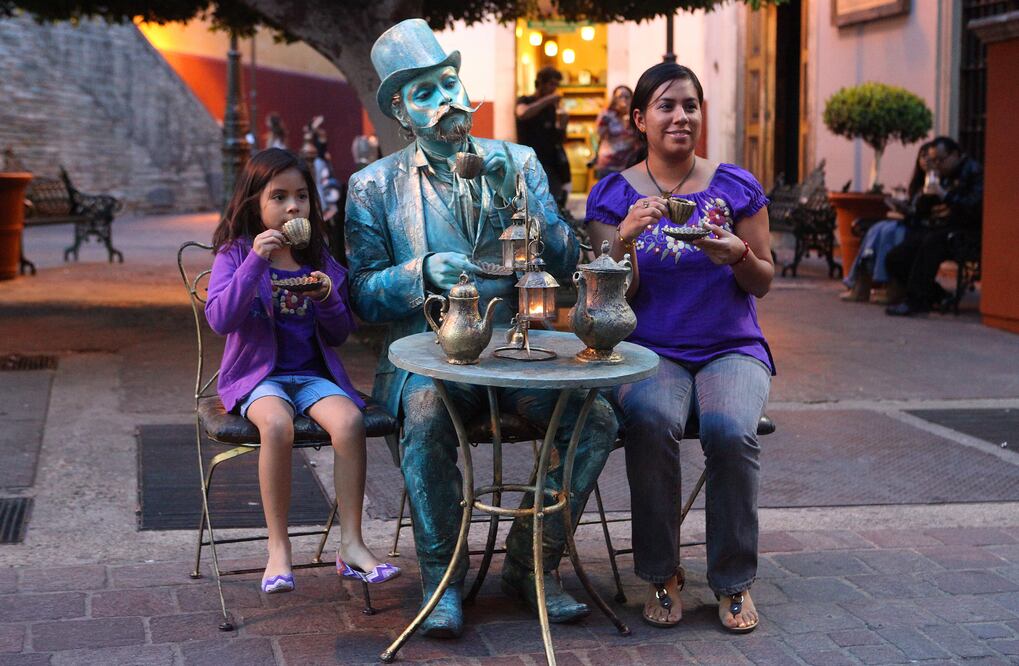 Esculturas vivientes sobre Avenida San Diego. (Foto: Archivo El Universal)