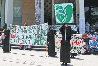 Empleados del IMSS y del ISSSTE marchan