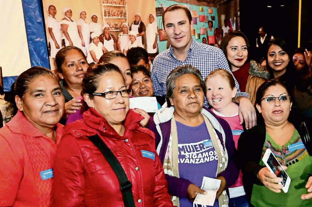 El gobernador Rafael Moreno Valle dijo ayer que durante más de cinco años se han destinado 198 mdp en la entrega de 97 mil 19 apoyos a grupos solidarios (ARCHIVO. EL UNIVERSAL)