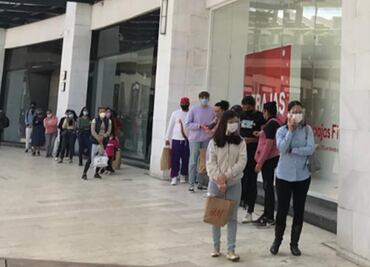 “Ya no tengo ropa, por eso vine": Forman largas filas por reapertura de centro comerciales ante Covid-19 en Edomex