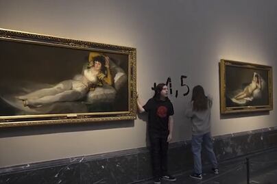 Activistas se pegan a "La maja desnuda" y a "La maja vestida" en Museo del Prado