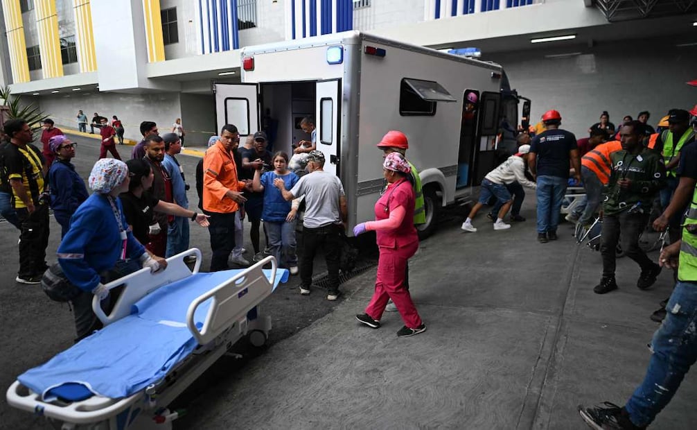 Los hospitales concentran la atención de heridos mientras cientos de personas continúan buscando a familiares desaparecidos. (25/06/26) Foto: AFP