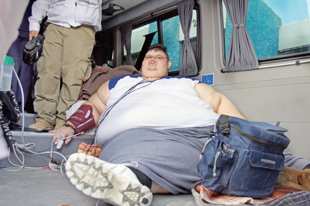 Juan Pedro es originario de Aguascalientes y fue trasladado a Guadalajara en una camioneta especialmente equipada para que estuviera lo más cómodo posible, pues el joven sufre de diabetes e hipotiroidismo. (FOTO: JONATÁN OROZCO. EL UNIVERSAL)