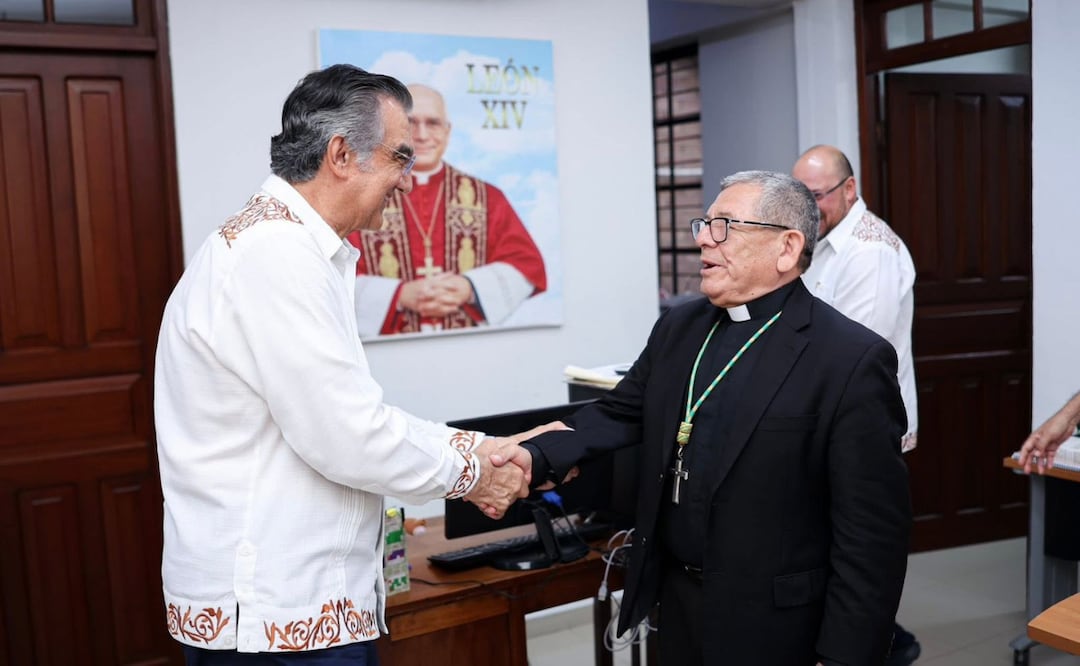 El gobernador de Tamaulipas, Américo Villarreal Anaya, le da la bienvenida al nuevo obispo de la Diócesis de Tampico. | Foto: Especial.