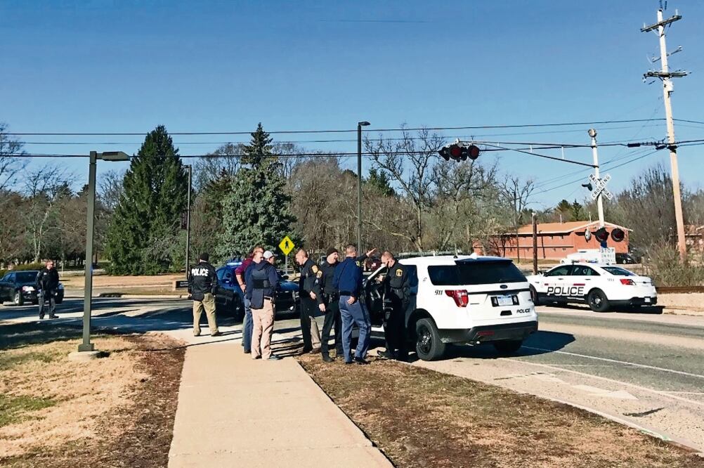 Autoridades inspeccionaron ayer la Universidad Central de Michigan en la búsqueda del joven que le disparó a sus padres en el campus. (AP)