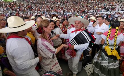 Beatriz Gutiérrez Müller baila en la Guelaguetza