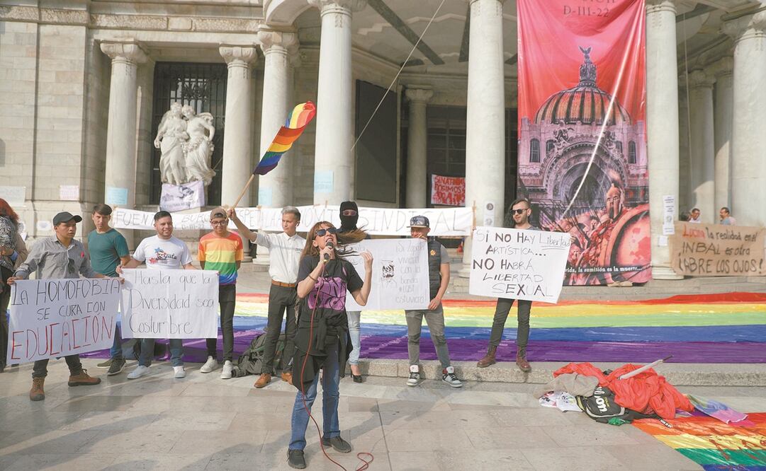 Integrantes de la comunidad LGBTI se manifestaron en la explanada de Bellas Artes, tras las agresiones del martes. Foto: Iván Stephens. EL UNIVERSAL