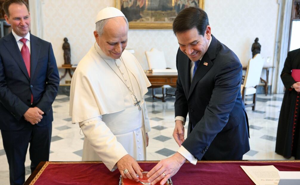 Entrega de regalos en el Vaticano. (07/05/206) Foto: X (@SecRubio)