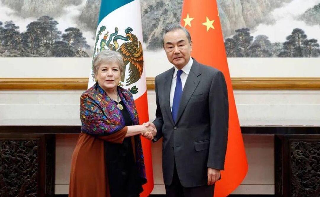 La canciller Bárcena realiza su primera visita oficial a China, donde tuvo un encuentro con el ministro de Relaciones Exteriores, Wang Yi. Foto: SRE
