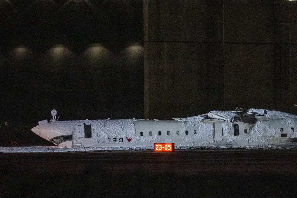 Delta está ofreciendo 30 mil dólares a los pasajeros que viajaban en el avión que aterrizó este lunes de manera aparatosa y volcó en el aeropuerto de Toronto. (19/02/2025). Foto: EFE/Archivo
