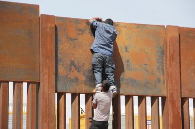 Pese al muro, migrantes siguen cruzando