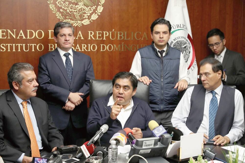 Miguel Barbosa Huerta (centro) aseguró que el coordinador del PT en el Senado, Manuel Bartlett, será la cabeza de los 11 senadores que abandonaron el PRD. (JUAN CARLOS REYES. EL UNIVERSAL)