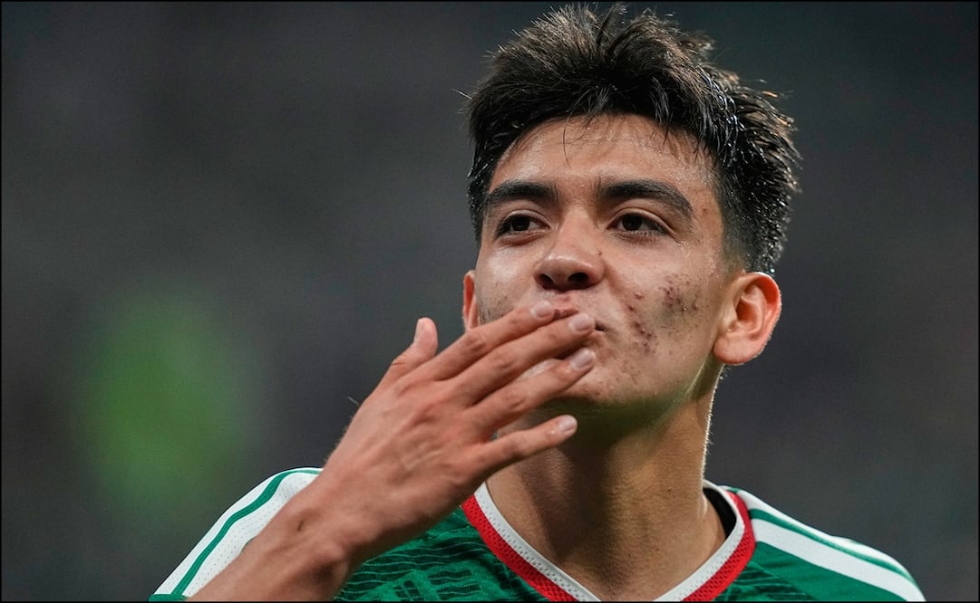 Gilberto Mora lanza un beso hacia las gradas en el partido entre México y Ecuador del Mundial 2026. FOTO: AP