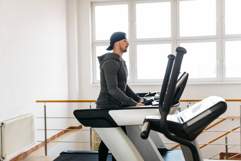 Una caminadora es un gran regalo para un padre fitness. Foto: Magnific