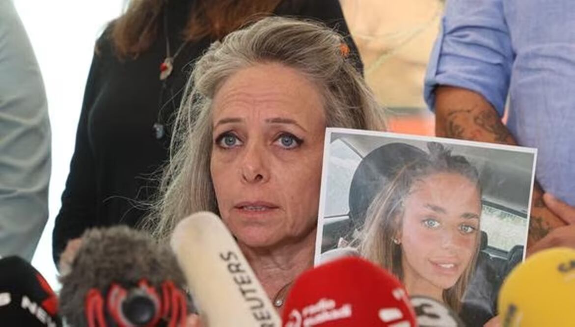 Keren Shem, madre de la mujer franco-israelí Mia Shem, rehén de militantes de Hamás en Gaza, habla con la prensa en Tel Aviv el 17 de octubre de 2023. Foto: AFP