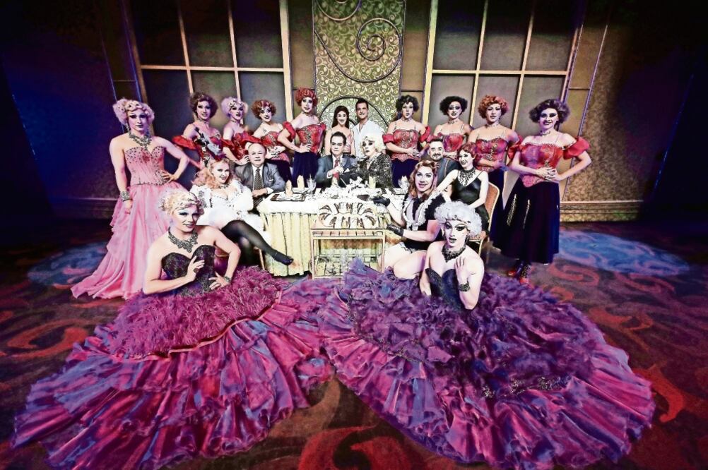 La obra narra la vida de una pareja homosexual cuyo hijo está por casarse (ALEJANDRO ACOSTA. EL UNIVERSAL)