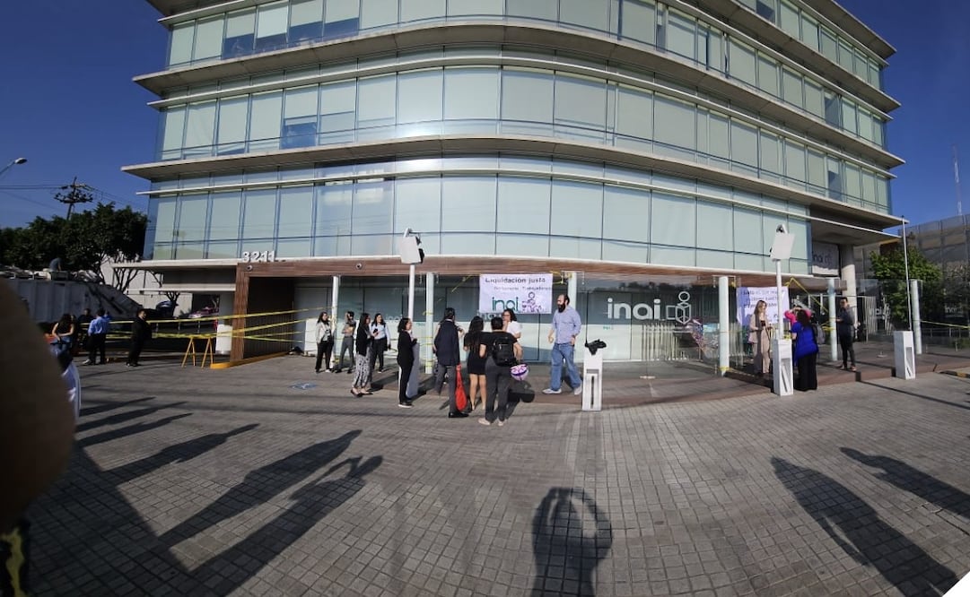 Trabajadores clausuran simbólicamente instalaciones del INAI. Foto: Especial