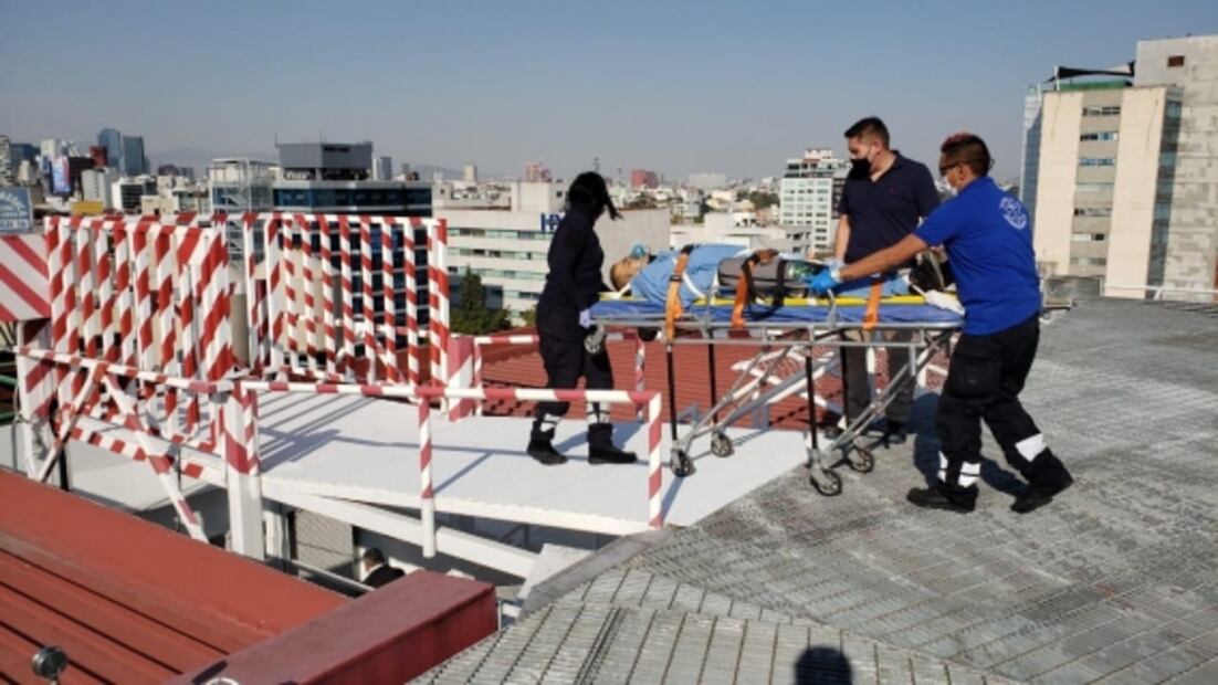 Balean en asalto a dos policías que retiraban 20 mil pesos de banco en Chalco
