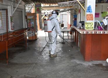 Sanitizan transporte y mercados en Iztapalapa