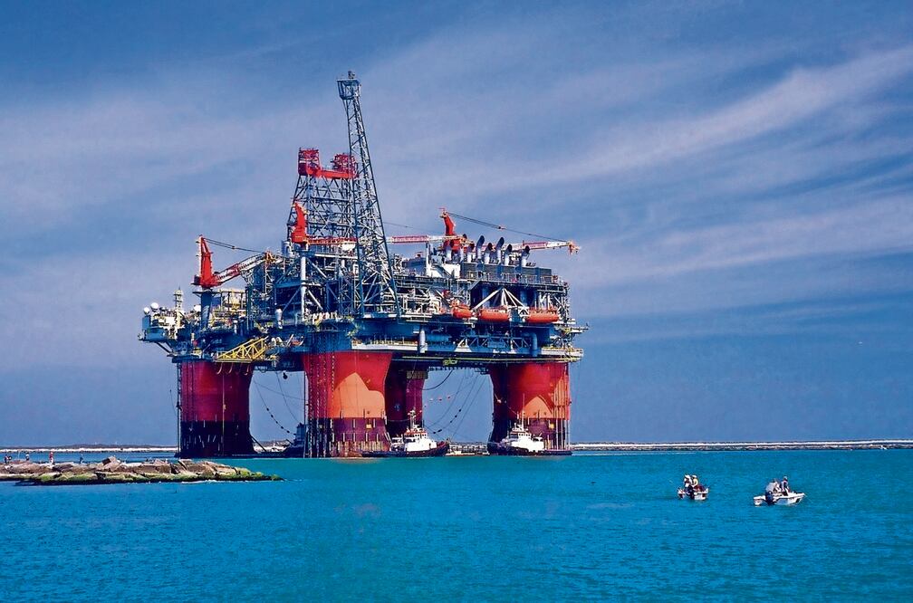 La OPEP+ extiende hasta el fin de 2025 los recortes de su producción de crudo