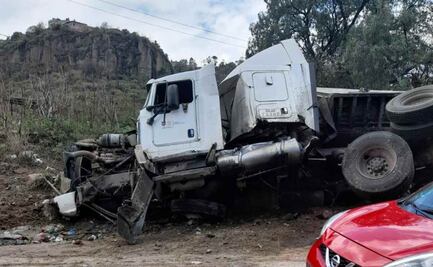 "Si no nos matan con basura, va a ser de un infarto”: vecinos tras volcadura de camión en Naucalpan