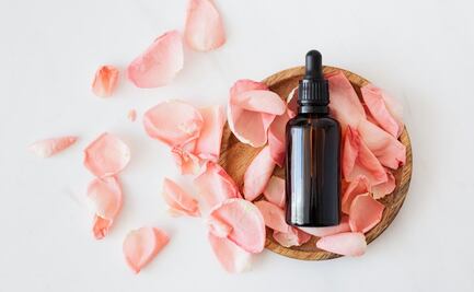 Los 5 mejores usos del agua de rosas en la belleza