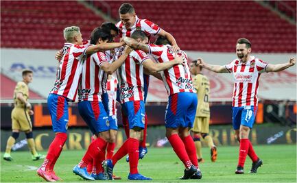 Las Chivas se imponen a los Pumas, que siguen hundiéndose 