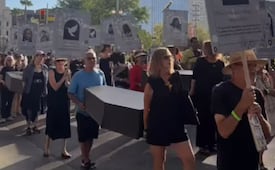 Migrantes marchan con 73 ataúdes simbólicos en Los Ángeles; exigen justicia por muertes vinculadas al ICE