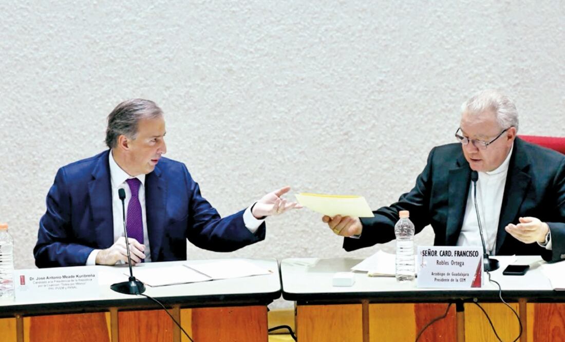 El candidato presidencial del PRI, PVEM y NA, recibió un documento con siete puntos prioritarios para la CEM, de manos del cardenal de Guadalajara, Francisco Robles Ortega (GERMÁN ESPINOSA. EL UNIVERSAL)
