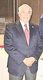 Cónsul usa cargo para promover empresa