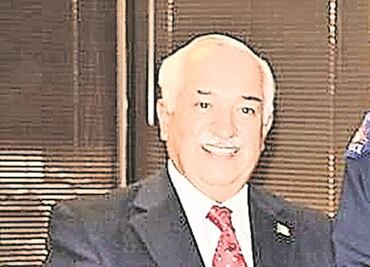 Cónsul usa cargo para promover empresa