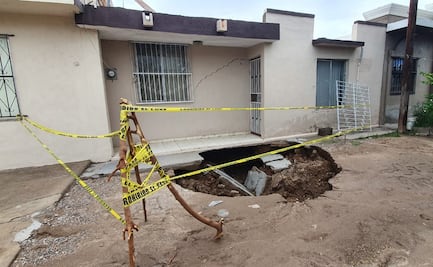 Rescatan a pareja tras quedar atrapada en su casa por enorme socavón en Sonora