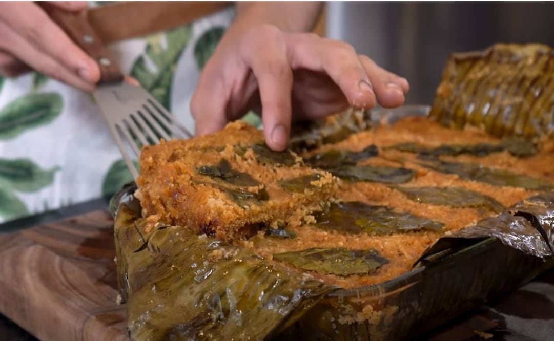  Prueba los tamales de chicharrón prensado del chef en proceso. Foto: YouTube Chef en proceso