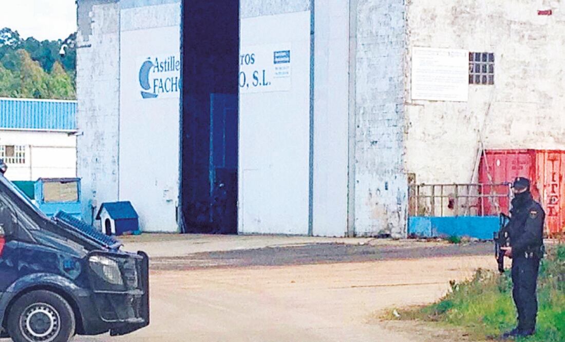 La policía registró ayer un astillero en Cambados. La operación antidroga donde detuvieron a Sito Miñanco dejó un saldo de dos agentes lesionados (ALBA PIÑEIRO. EFE)