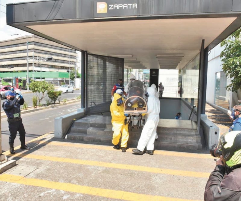 Hace unas semanas, un hombre fue sacado en una cápsula de la estación del Metro Zapata por presentar síntomas relacionados con coronavirus. Foto: ARCHIVO EL UNIVERSAL