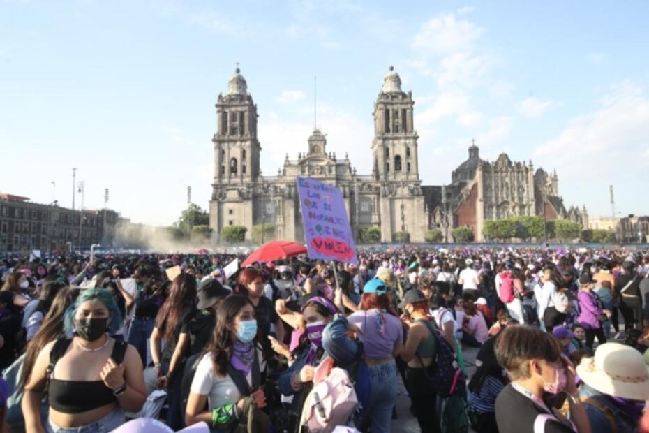“Somos las nietas de las que no pudieron estar aquí”, claman feministas en el Zócalo capitalino