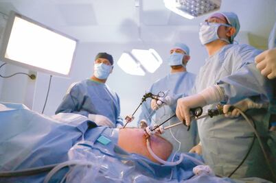 A ritmo de Queen, este doctor frena la obesidad en el quirófano