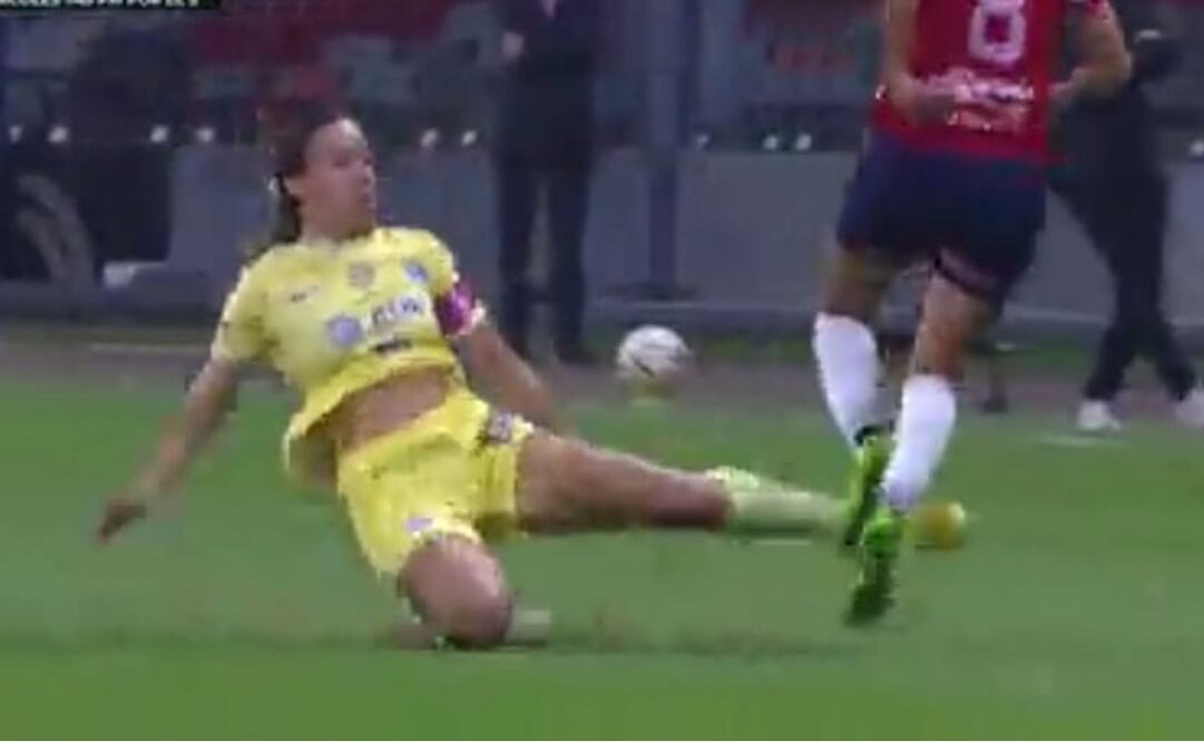 Una lluvia torrencial cayó sobre la cancha del Estadio Azteca / Foto: Especiales