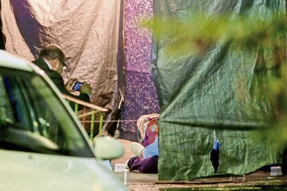 Ambas mujeres quedaron tendidas en el suelo tras la agresión; los presuntos atacantes no fueron detenidos. (LUIS CARBAYO. CUARTOSCURO)